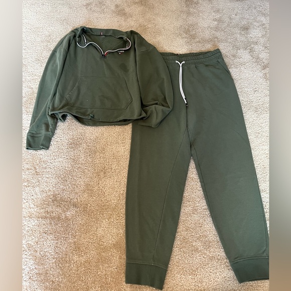 Tommy Hilfiger Olive Green Jogger Set - Picture 1 of 3